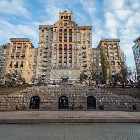 в центрі з видом на цум Киев